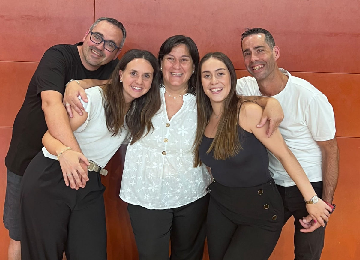 Membres del Club Twirling Farners somrient al pavelló